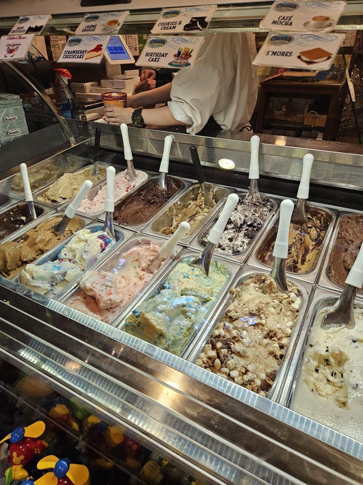 Cravin's Candy Emporium - Windsor CA 3