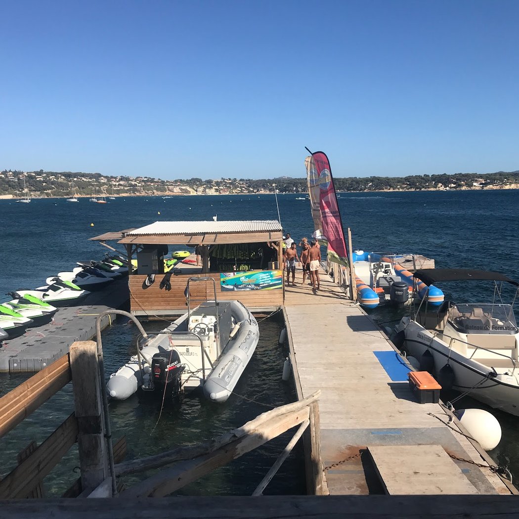BANDOL SPORTS NAUTIQUES : Jet ski - Parachute ascensionnel - Bouée tractée 2