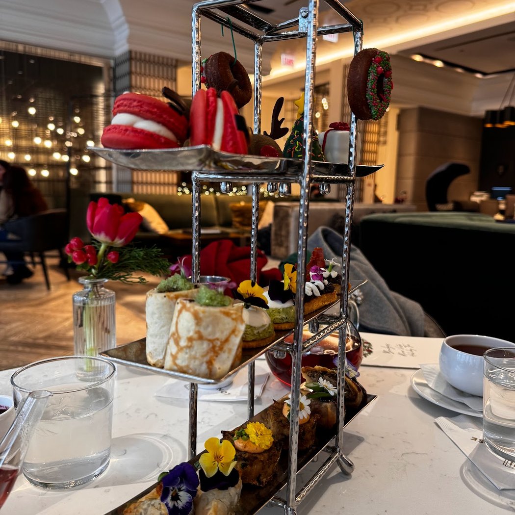 Bridges Lobby Grill at London House 3