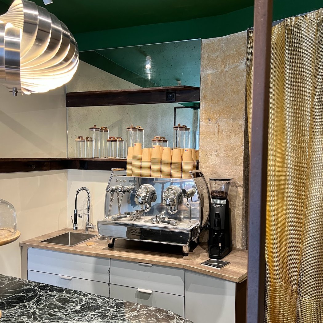 Fior di Caffè - Pizza, Coffee & CBD Shop Pigalle 4