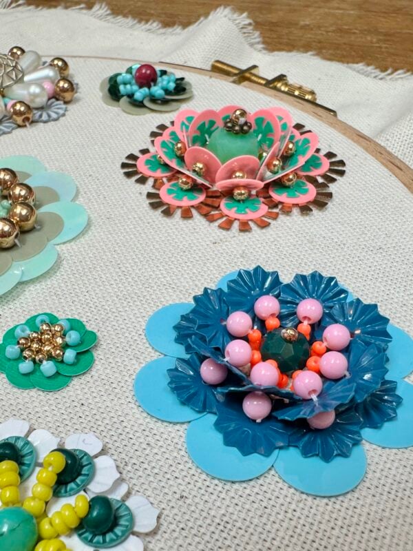 Atelier broderie : fleurs en 3D avec des perles et des paillettes 3