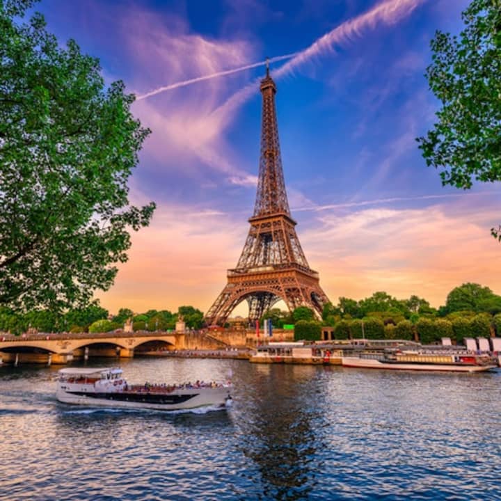 La Seine : Croisière touristique depuis la Tour Eiffel 1