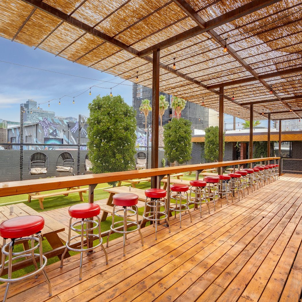 Luckys Indoor Outdoor 2