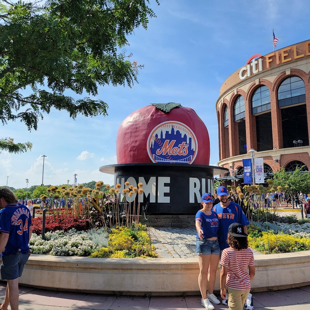 Mets Plaza 1