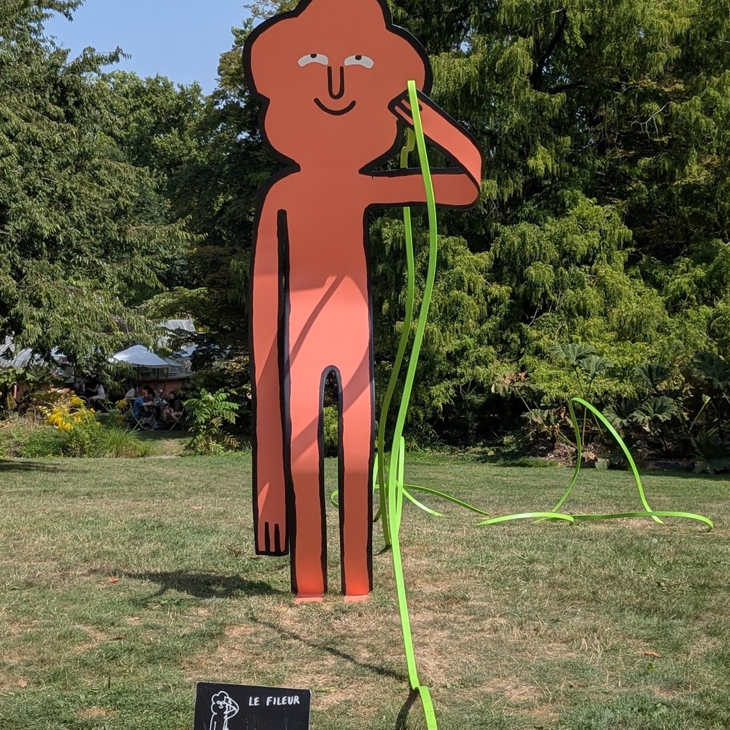 Trois créatures de Jean Jullien se font la malle