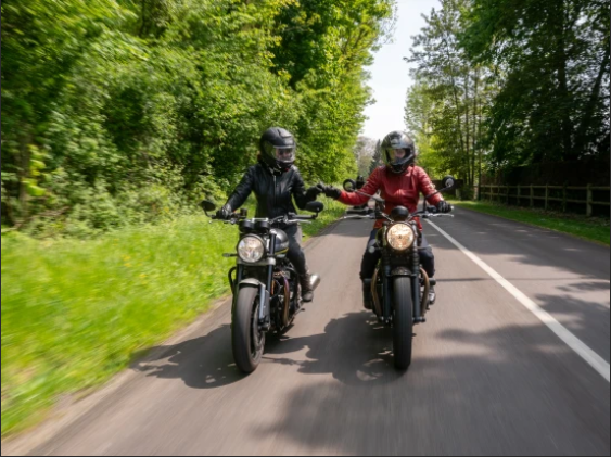 Girl's Ride de Triumph 1