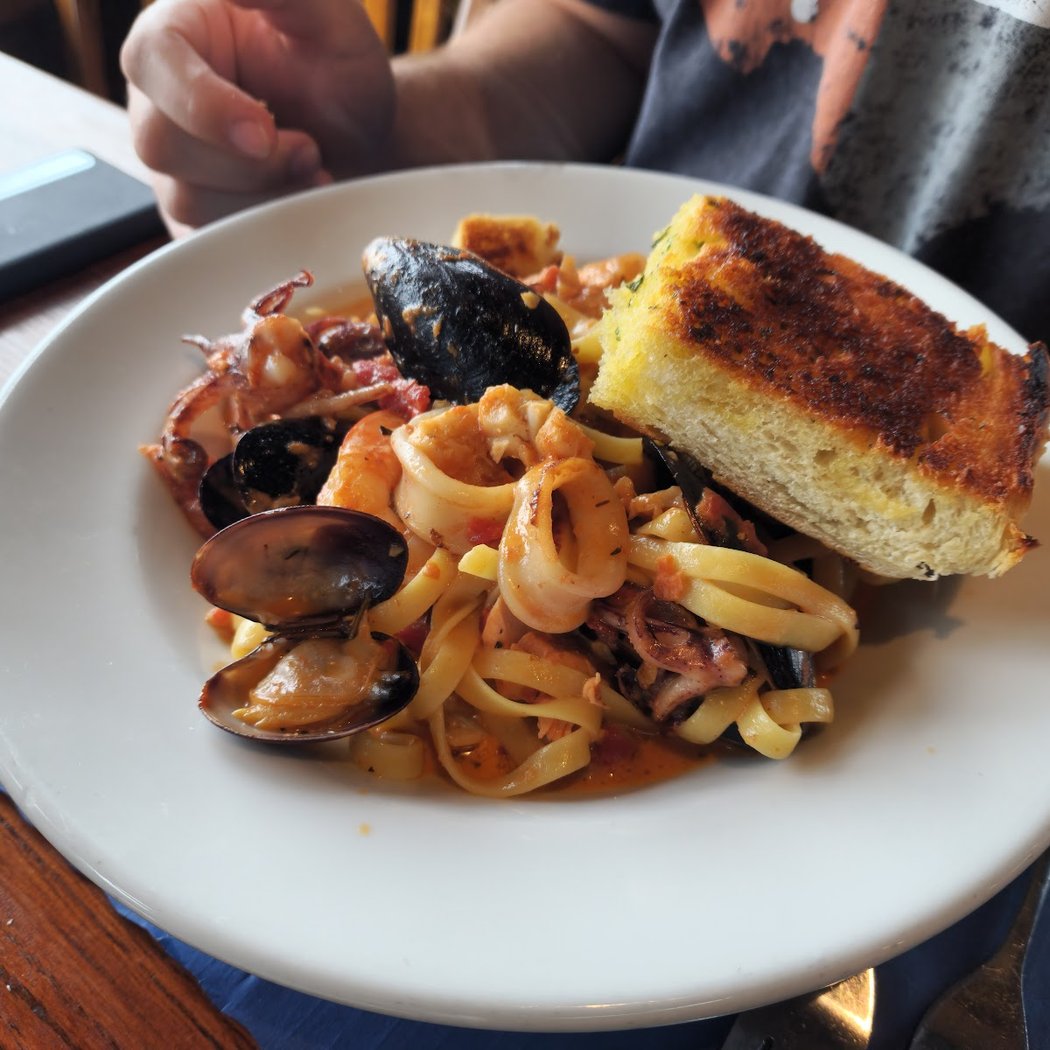 Lucas Wharf Restaurant & Bar 3