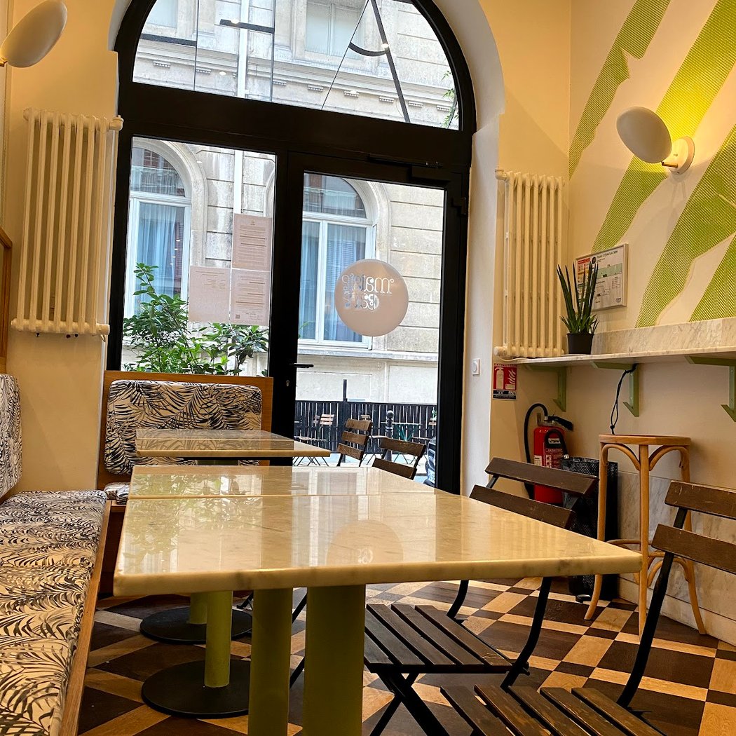 Maisie Café. 2
