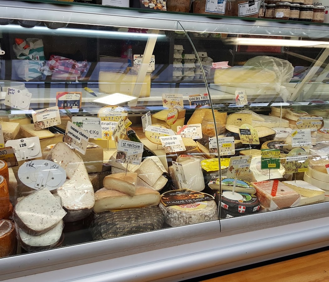 Fromagerie 39 rue de Bretagne dans le marché des enfant rouge la petite ferme d'Inès 1