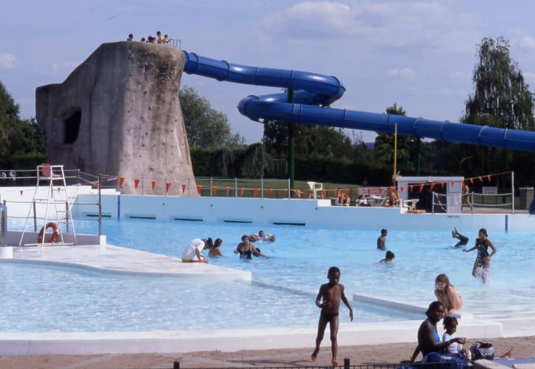 Piscine à vagues et toboggan 1