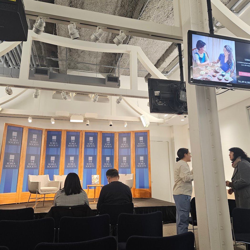 Talk between writers Mira Jacob and Ed Park 2