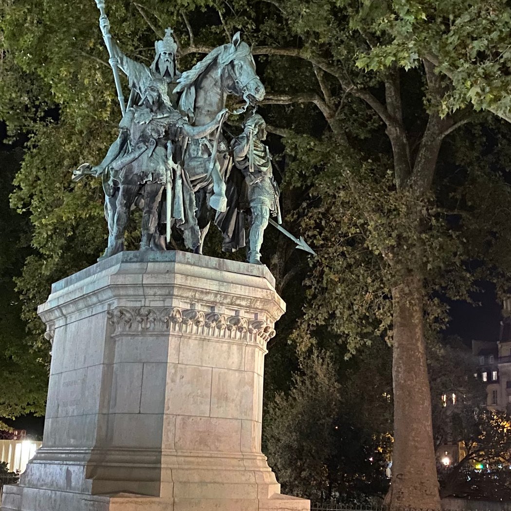 Statue de Charlemagne et ses leudes 2