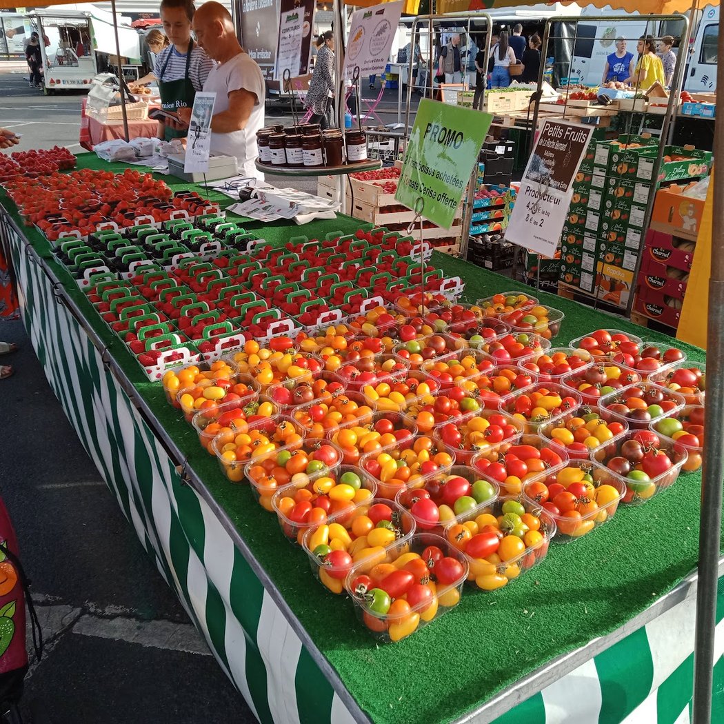 MARCHÉ HEBDOMADAIRE ALIMENTAIRE, VÊTEMENTS ET ACCESSOIRES 1