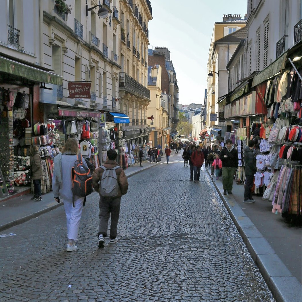 Au Pied de la Butte... 2