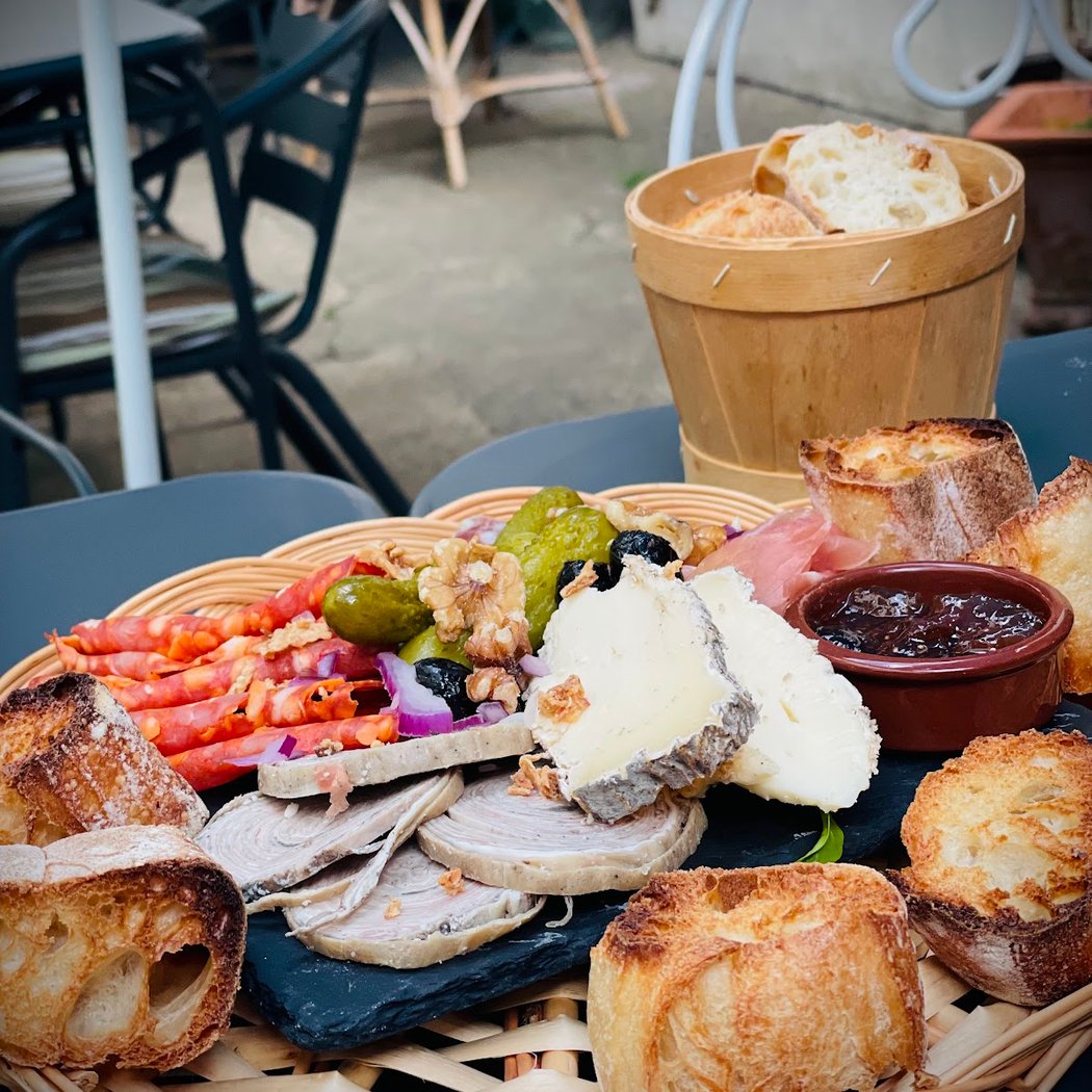Le Petit Blaison - Restaurant, Café, Epicerie Fine - Blaison St Sulpice 1