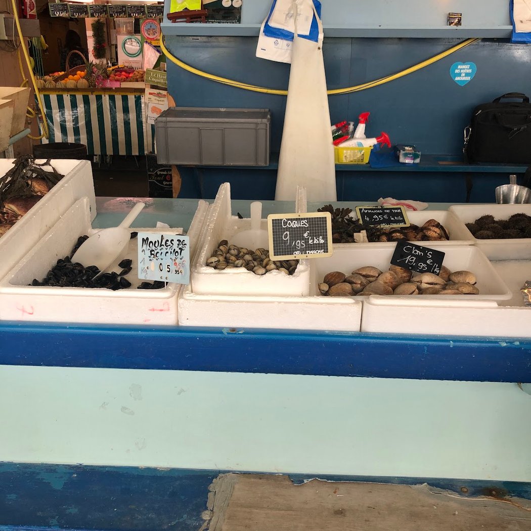 Atelier de réparation au marché Marceau 2