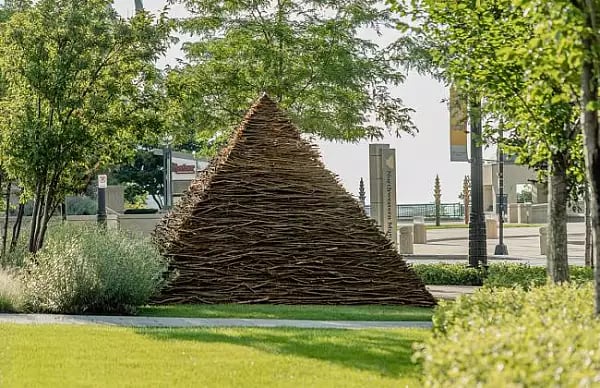 Monument (Pyramid)