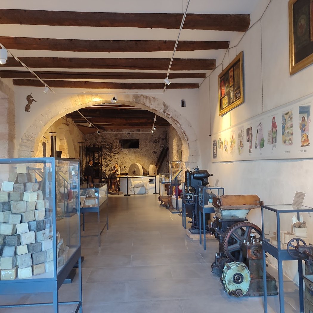 Free tour of the Savonnerie de la Licorne soap factory 1