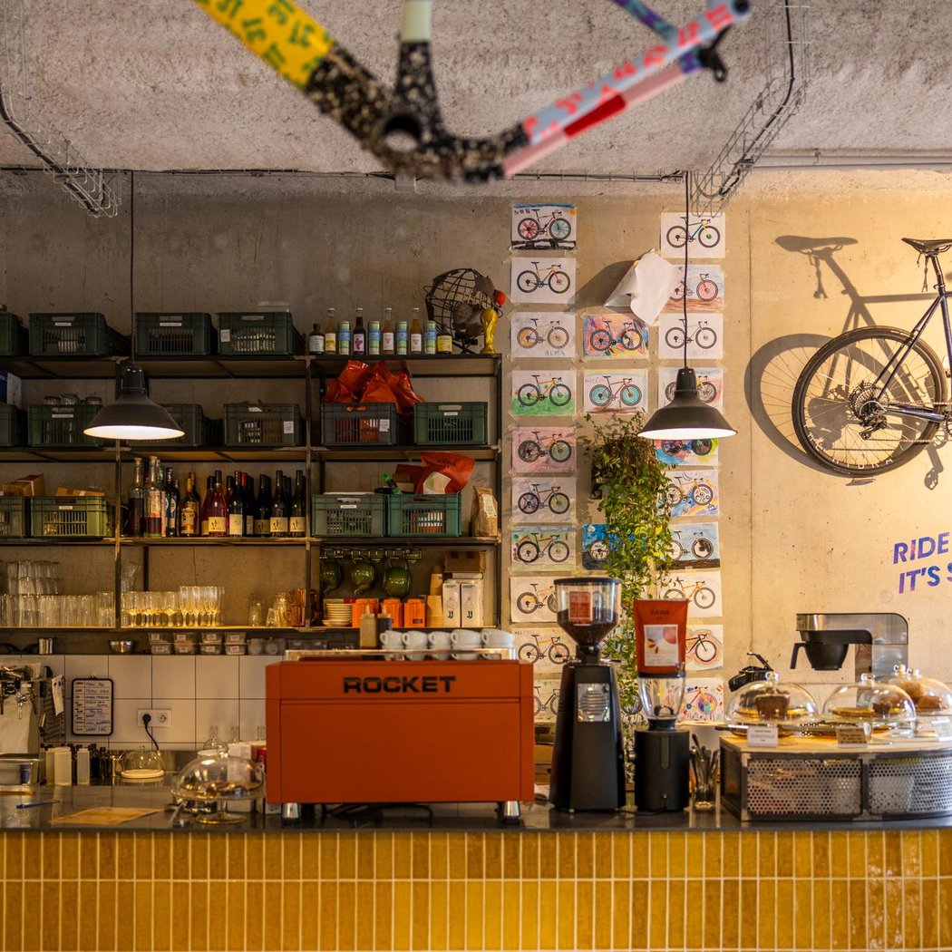 Stolen - Café Restaurant Vélo 1