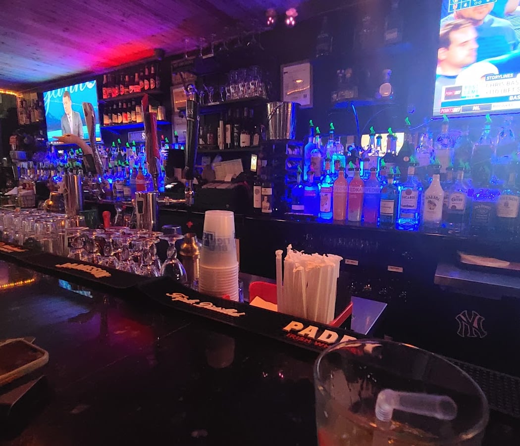 THE VILLAGE GREEN PUB WHITESTONE NY 3