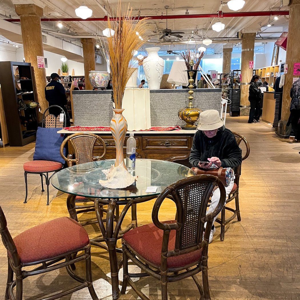 Housing Works Thrift Shops - Chelsea 4