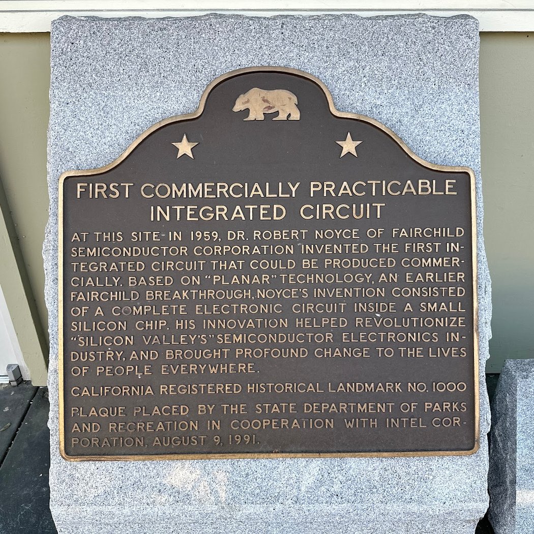 First commercially practicable integrated circuit 1