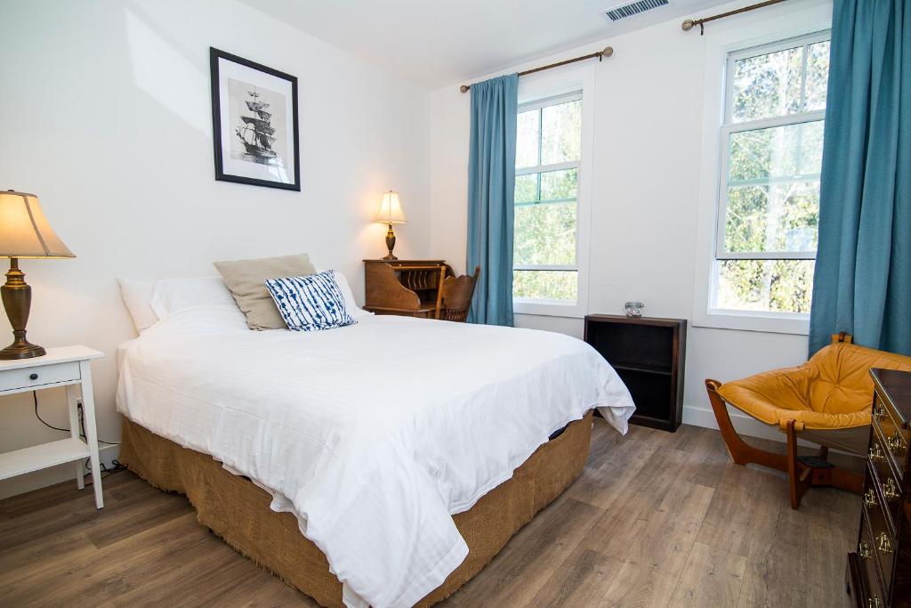 Smiley's Saloon, Hotel & Kitchen 3