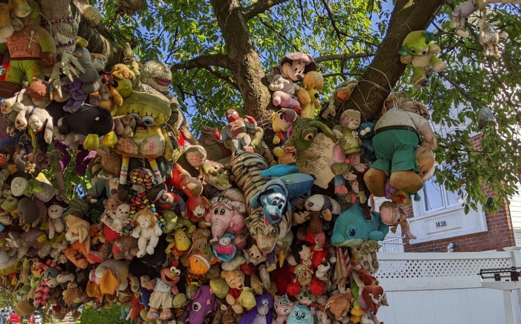Stuffed Animal Tree of Bergen Beach 1