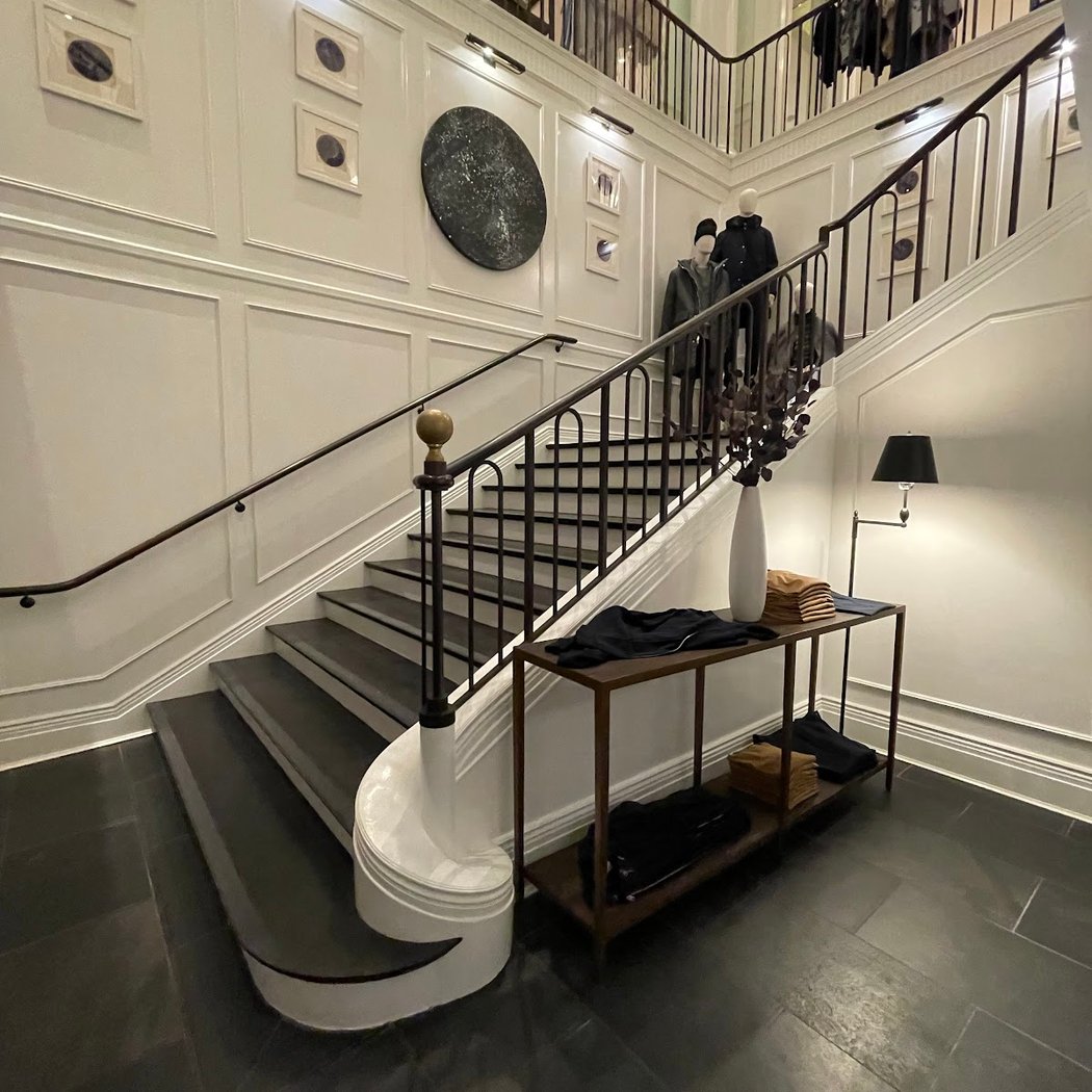 Club Monaco 3