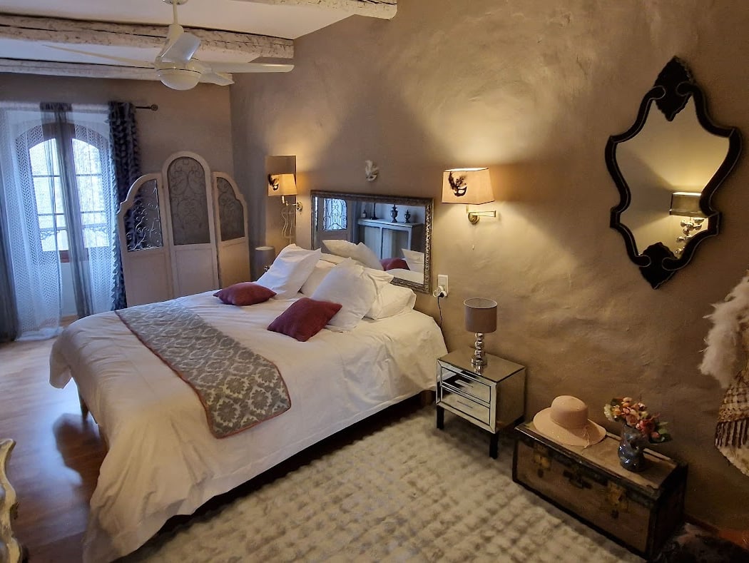 Demeure de la Baronne- Love Room haut de gamme, avec spa et sauna, séjour romantique, week-end en amoureux, Gard 3