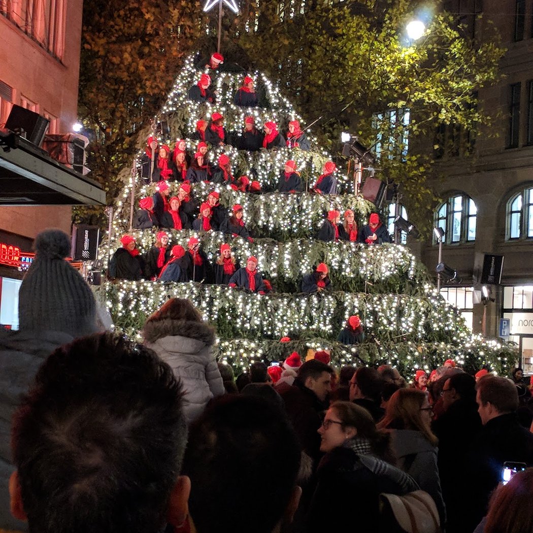 THE SINGING CHRISTMAS TREE 1
