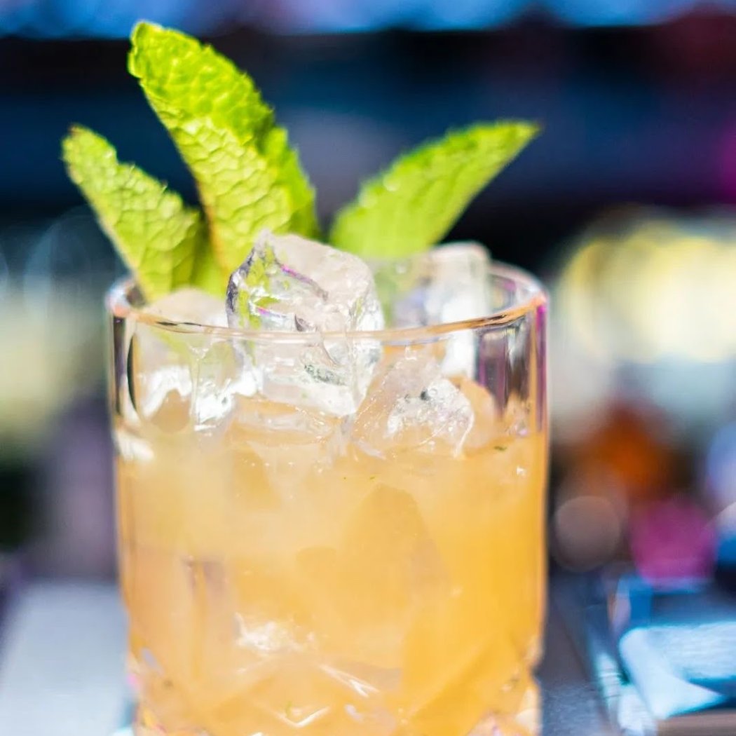 PARTY HOUSE BAR & LOUNGE 1