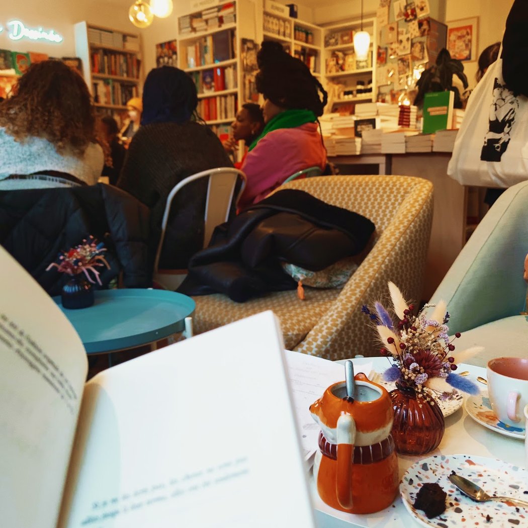 Un livre et une tasse de thé 4