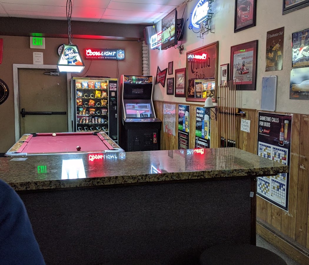 Nowhere Bar & Grill 4