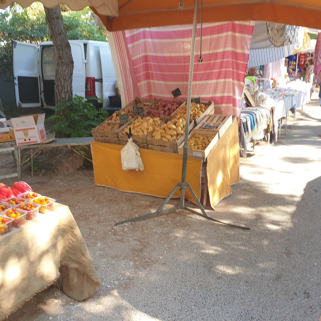 Grand Marchè du Vendredi matin a La Capte sur Hyères 2
