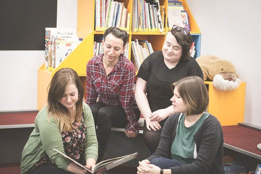 Queeres ImproTheater - Bibliothek 1