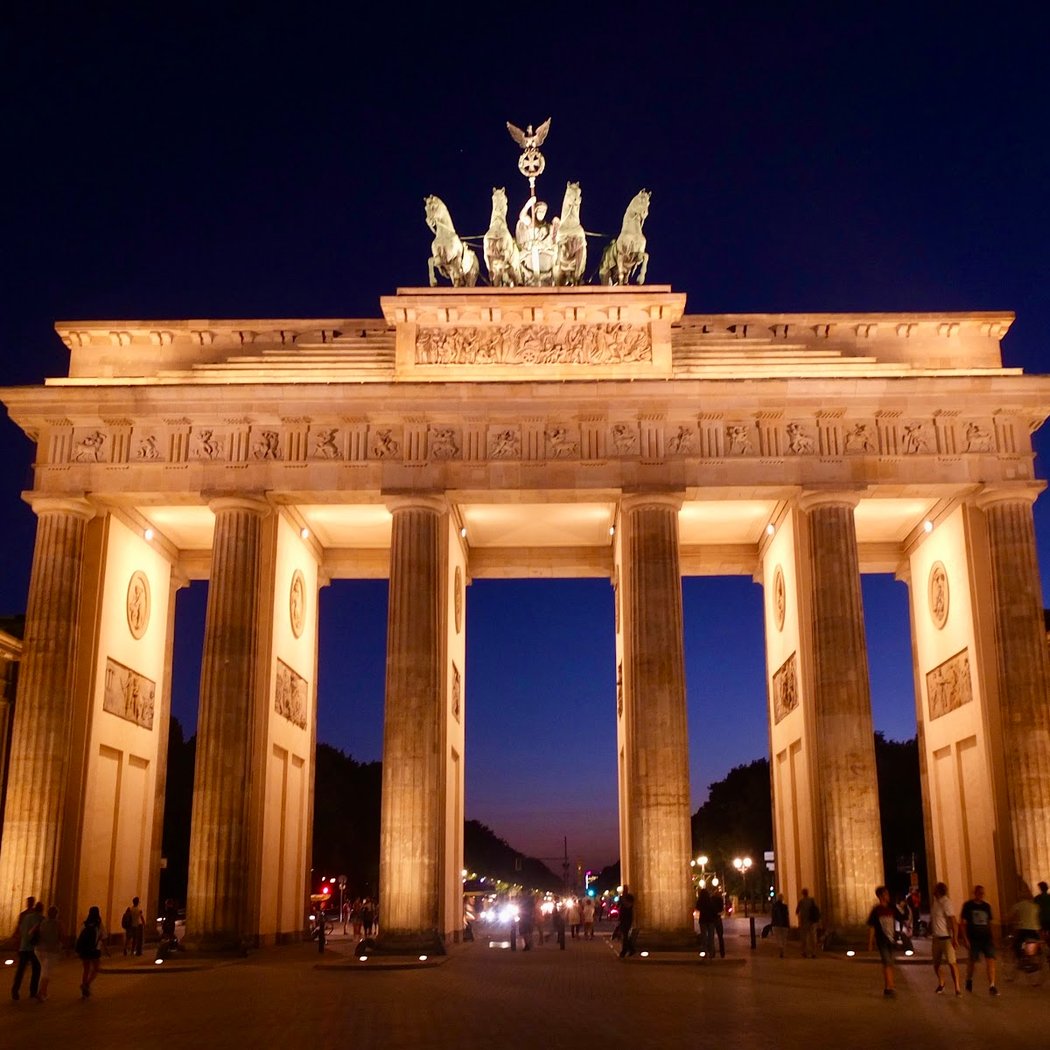Programm zum 65. Jahrestag des Baus der Berliner Mauer 2