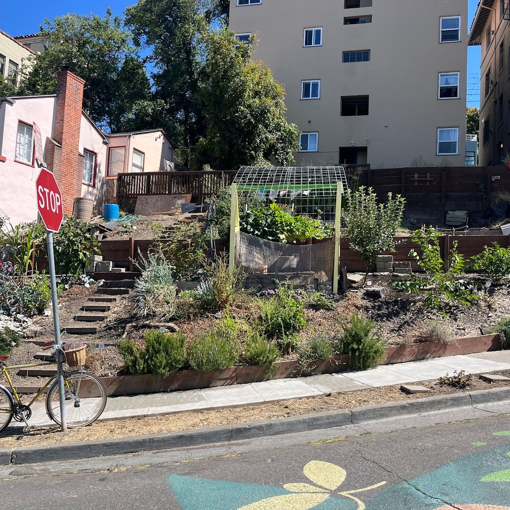 Gravity Garden: Free Pantry / Oakland Urban Garden 2