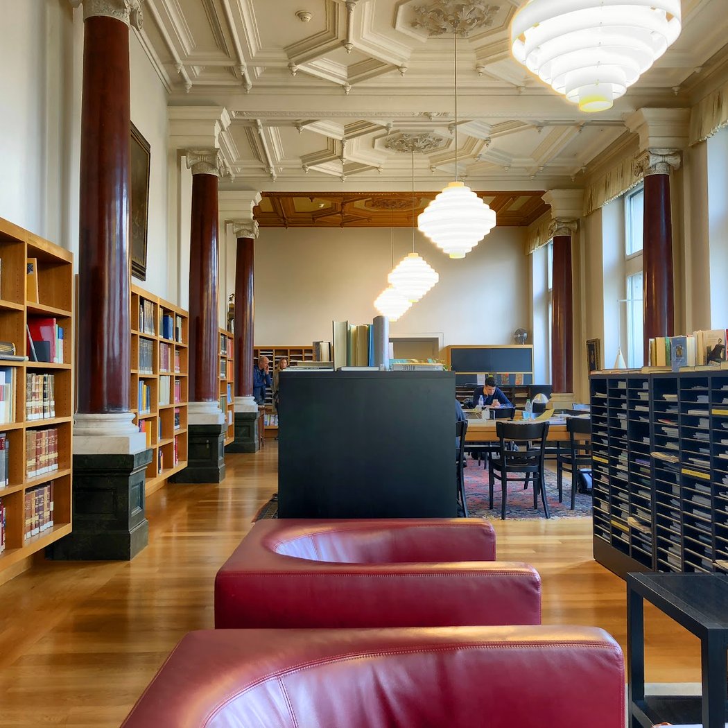 Literaturhaus + Bibliothek + Lesesaal 1