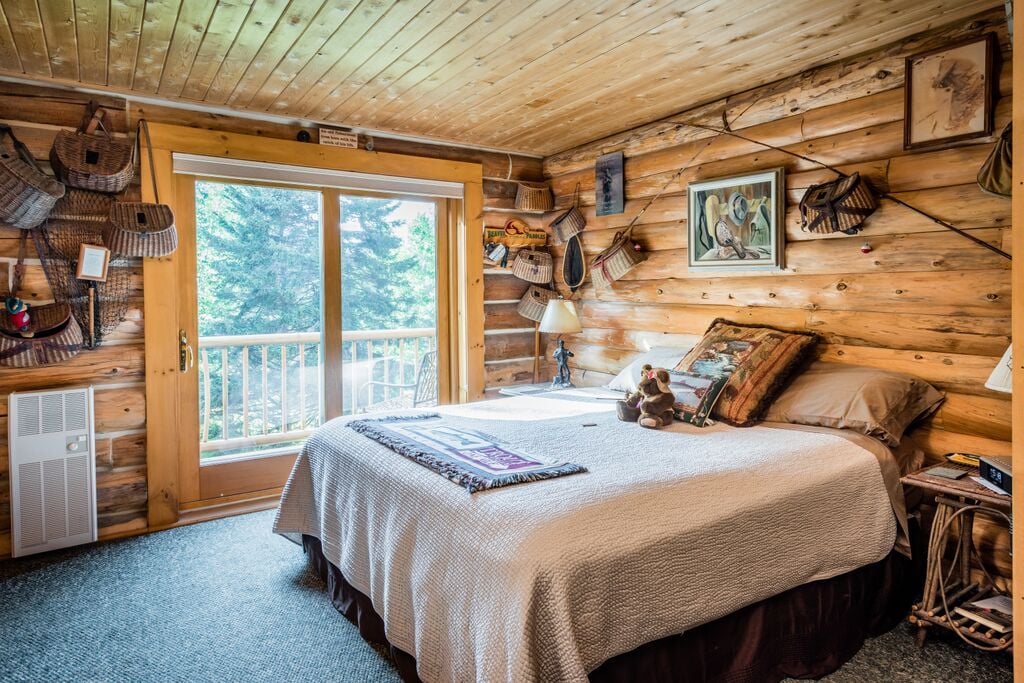 Moose Meadow Lodge & Treehouse 3
