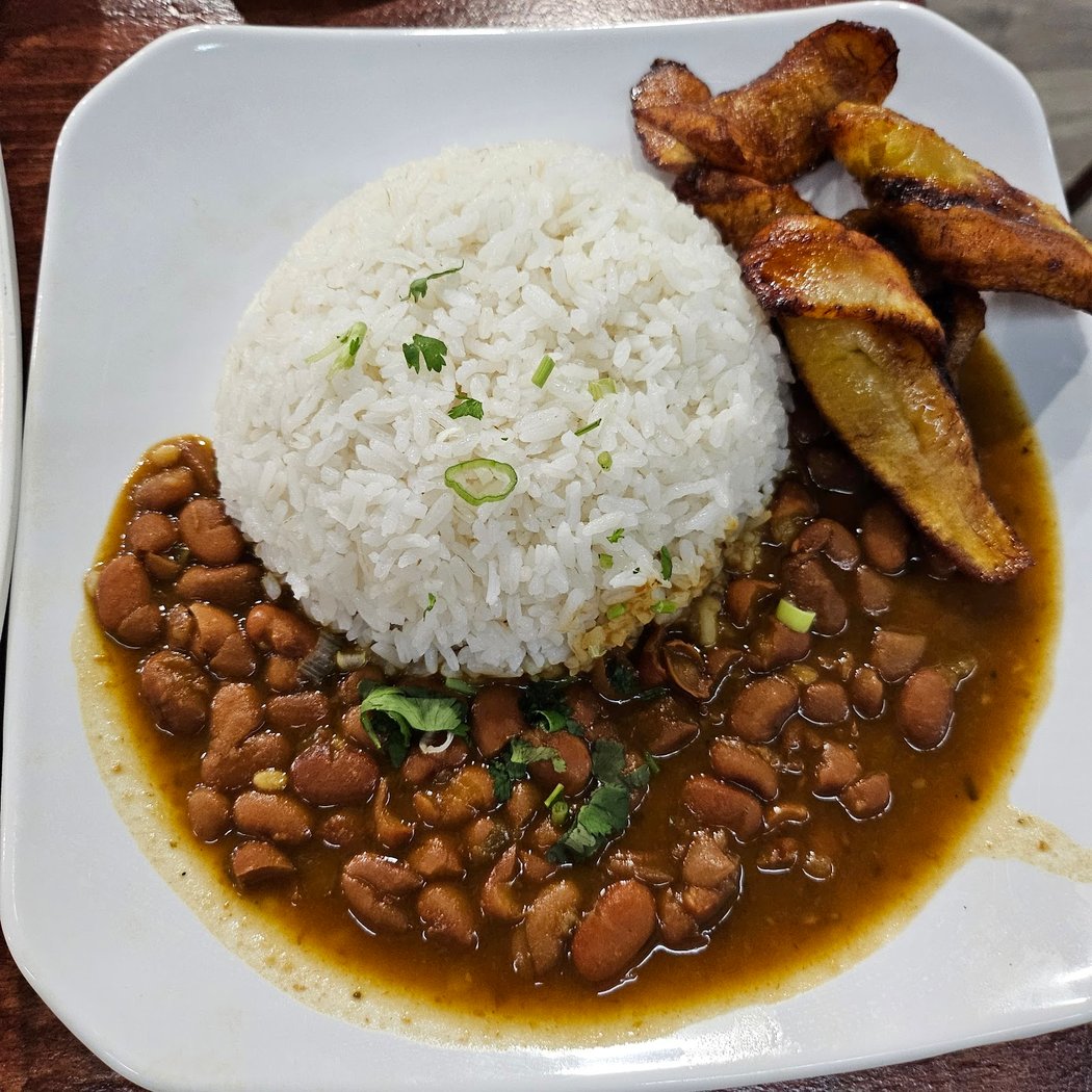 Queens Coffee Shop Bar Restaurant 4