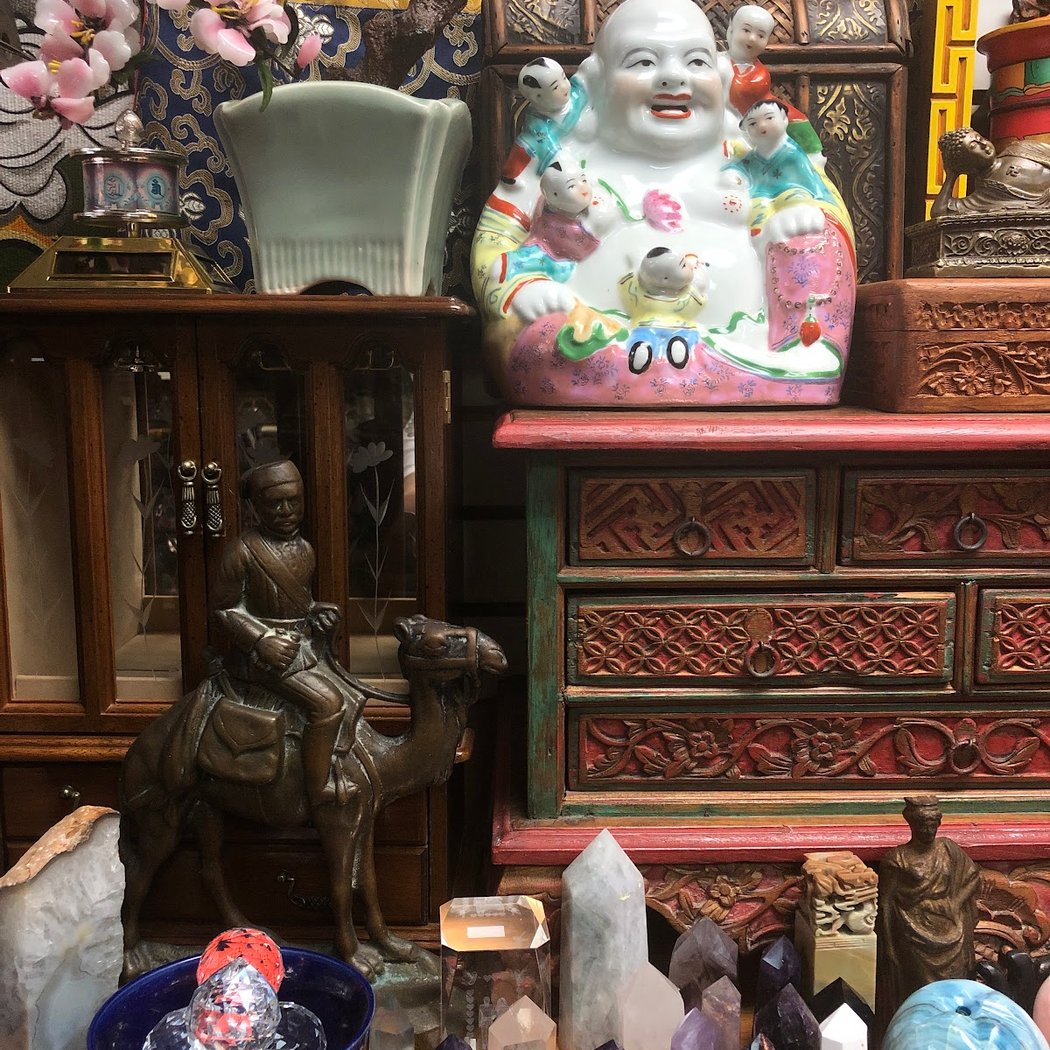 Antique store-Kyichu Tibetan Handicrafts 1