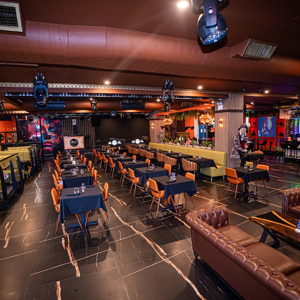 Mr. Fire Bar & Grill 3