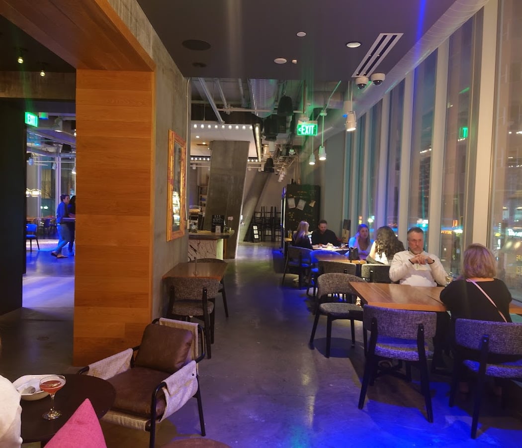 Bar Moxy 3