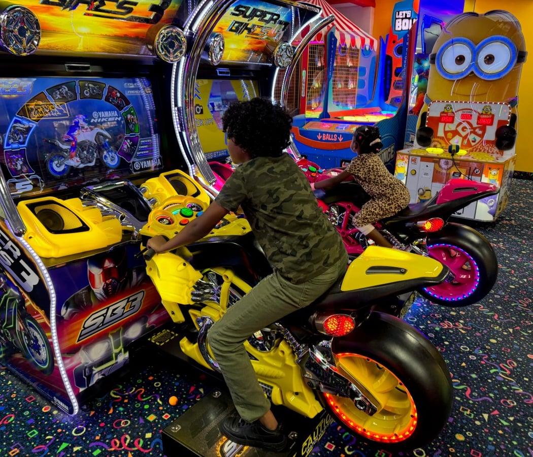 Laser Bounce - Family Fun Center | Queens 3