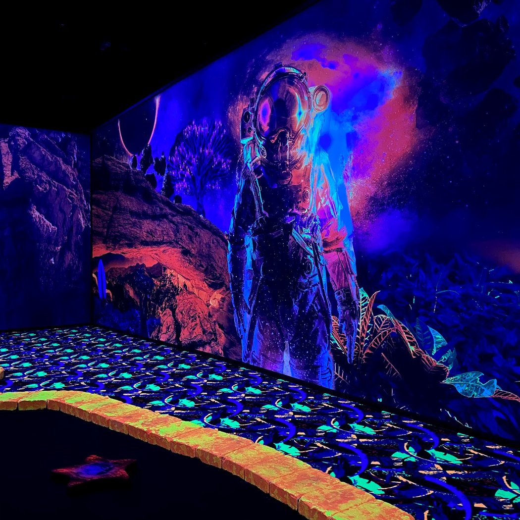 Space Adventure Mini Golf & Mirror Maze 3