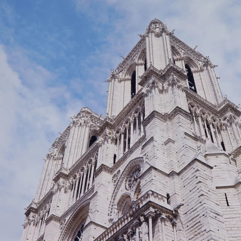 Monument jeu d'enfant, un petit détour par les tours de Notre-Dame