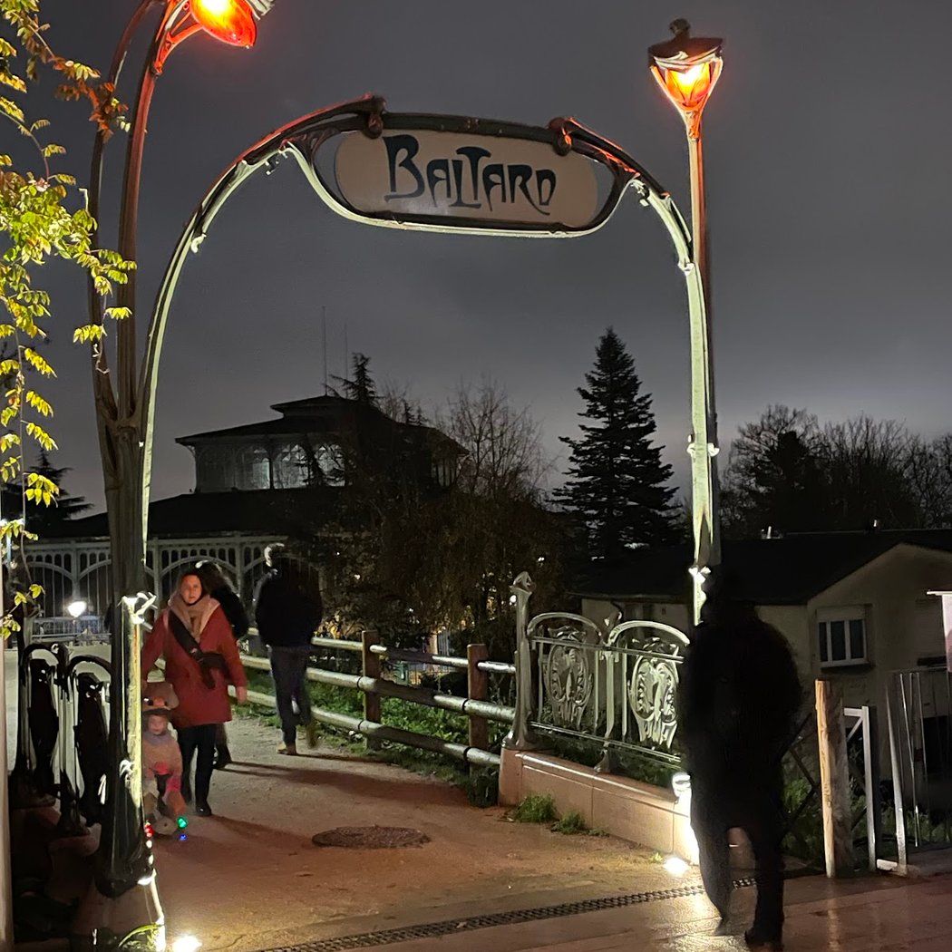 Édicule du métropolitaon d'Hector Guimard 2