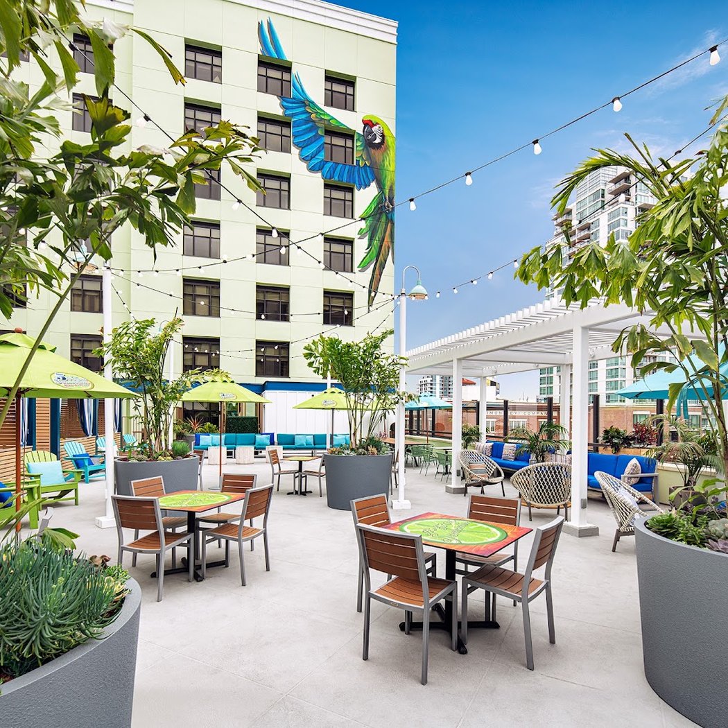 5 o'Clock Somewhere Rooftop Bar 2