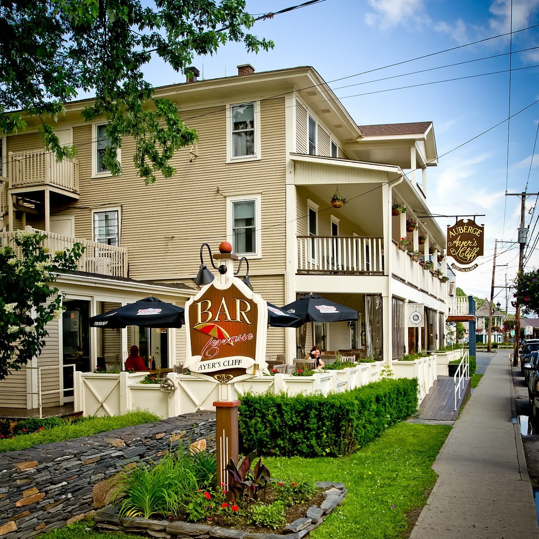 Auberge Ayer's Cliff 3